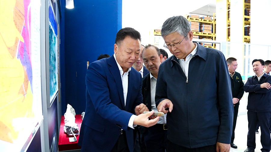 33-2021年5月，隴南市委書(shū)記張珂兵蒞臨礦區(qū)調(diào)研尾礦庫(kù)治理及綠色礦山建設(shè)情況。.jpg